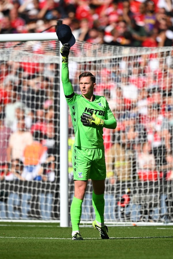 Três personagens no fim de semana de futebol no Reino Unido