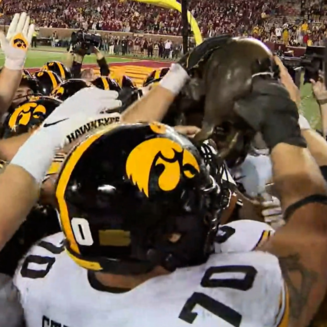 Kaleb Johnson runs all over Minnesota, Hawks 3-1 heading into the bye week