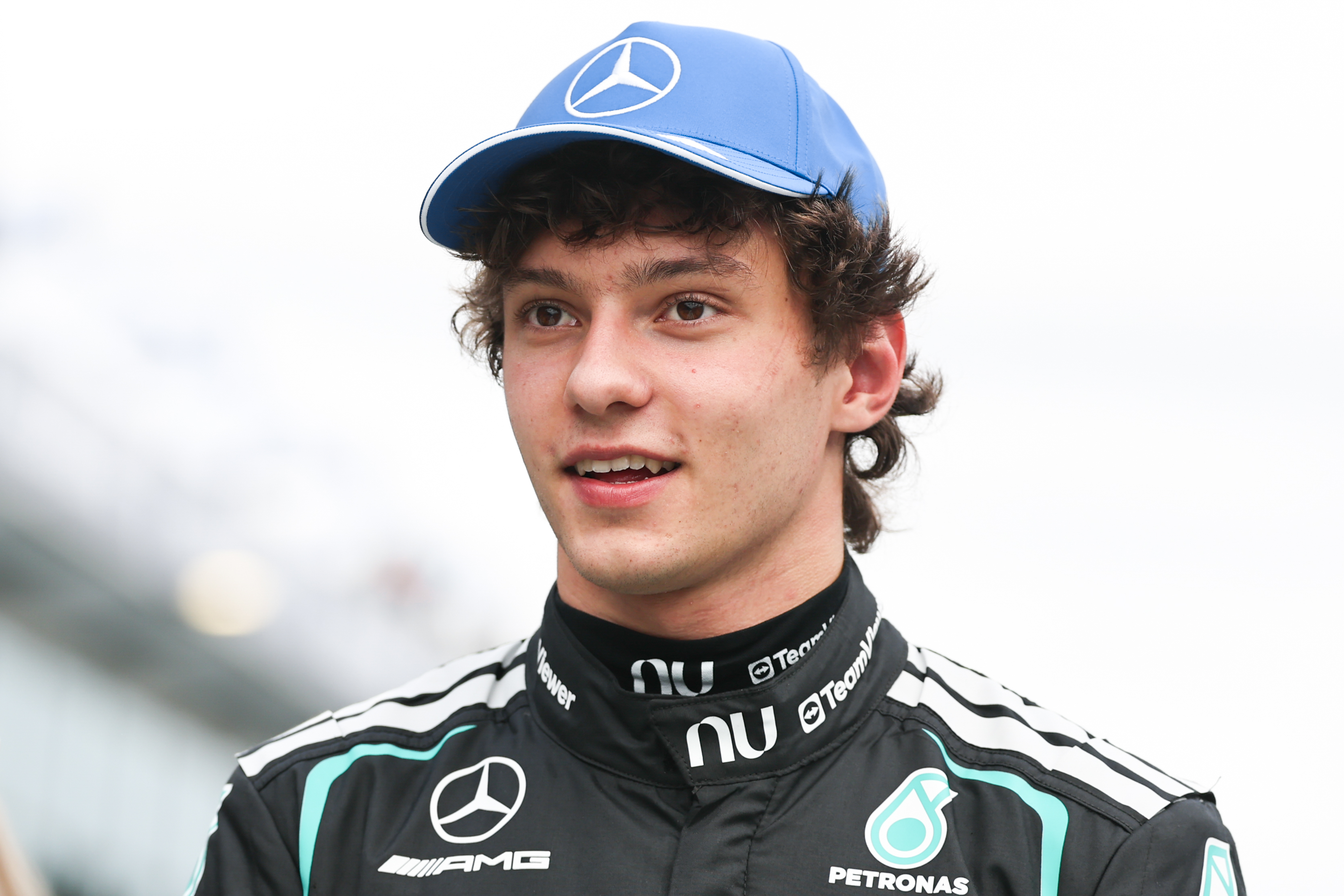 Kimi Antonelli vence GP do Japão; nova regra levanta preocupação após acidente