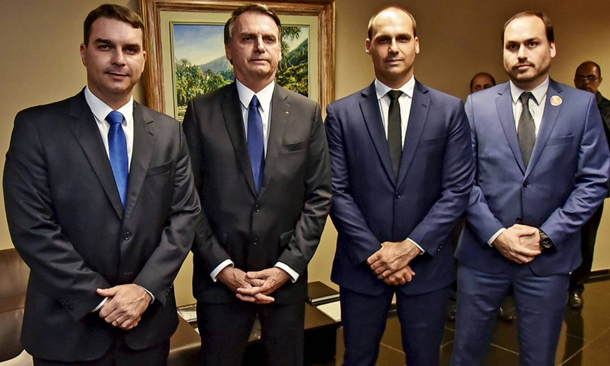 Filhos de Bolsonaro repudiam prisão do pai e Flávio diz que mantém vigília episode artwork