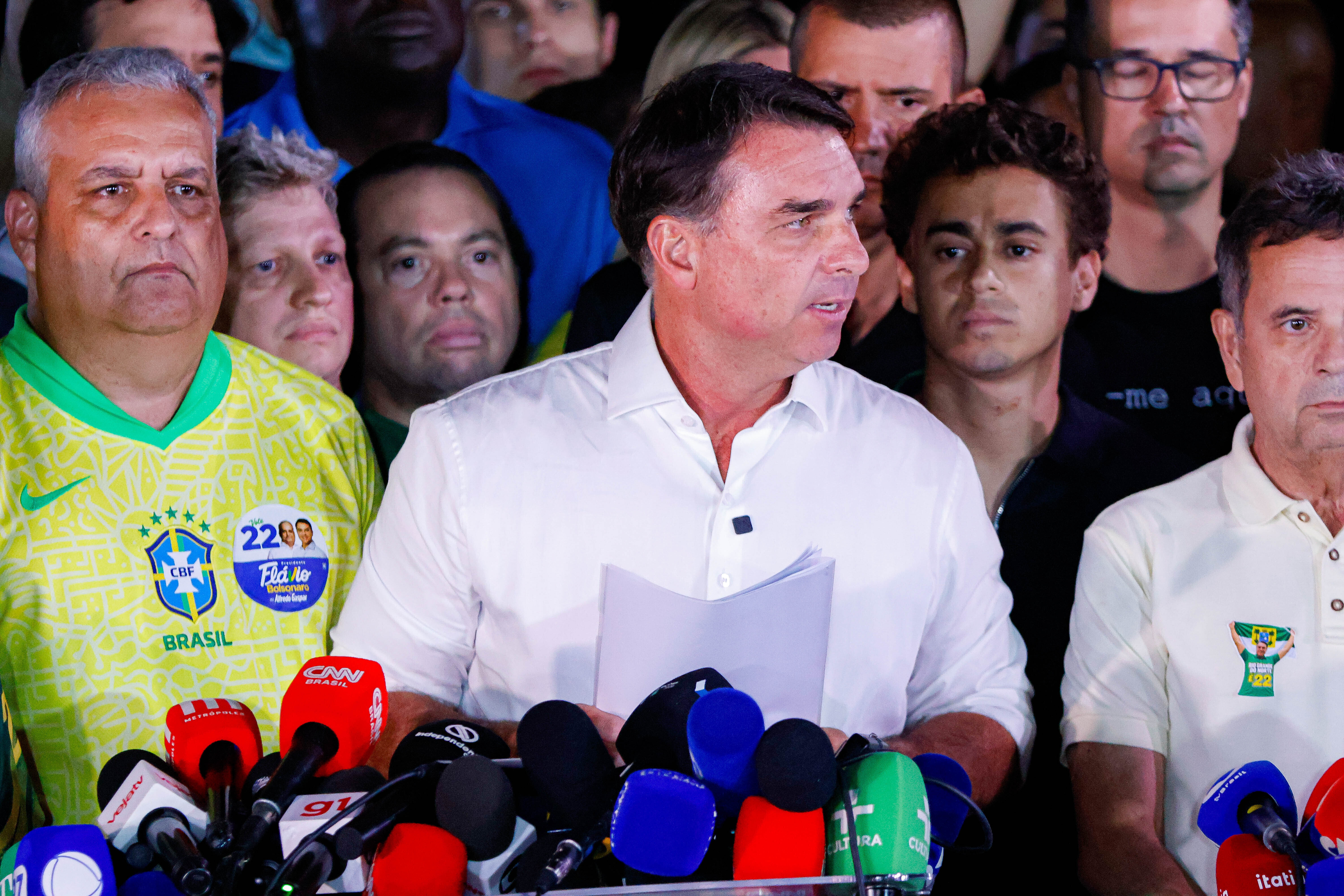 Fonte do governo dos EUA afirmou à Reuters que Flávio saiu do Brasil episode artwork
