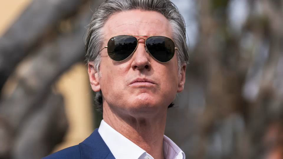 Desplome de Newsom con palabra "Latinx"