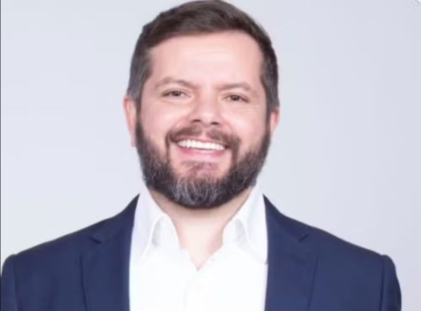 Após quatro meses foragido, ex-vice-prefeito de Itaúna volta ao Brasil e passa a cumprir prisão domiciliar