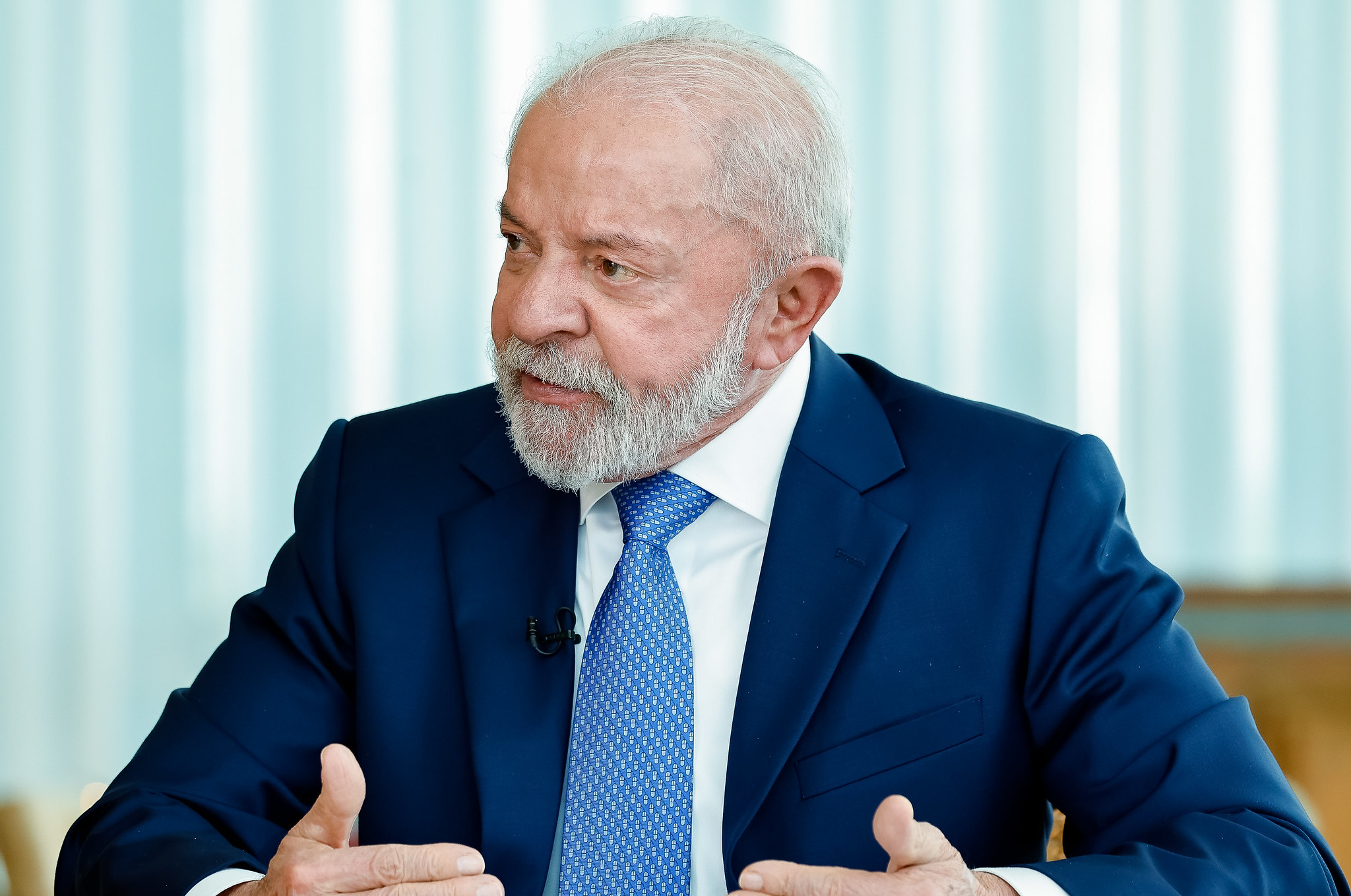 Lula participa de caminhada pelos 95 anos do MEC e manda recados aos EUA e Bolsonaro