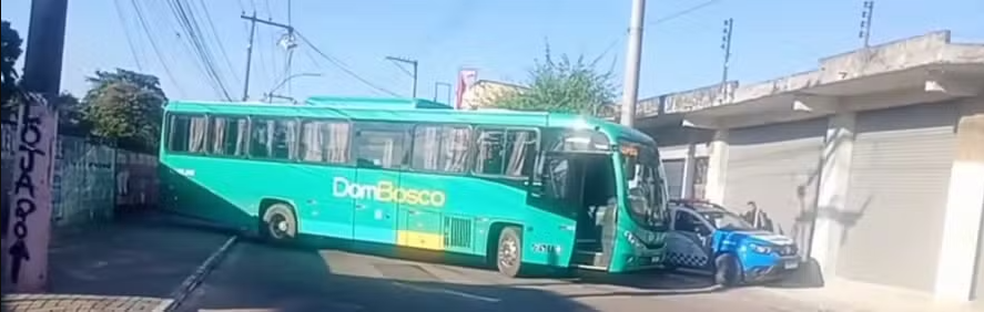 Operação mira tráfico de drogas e roubo de cargas em Duque de Caxias; dois ônibus foram usados como barricadas