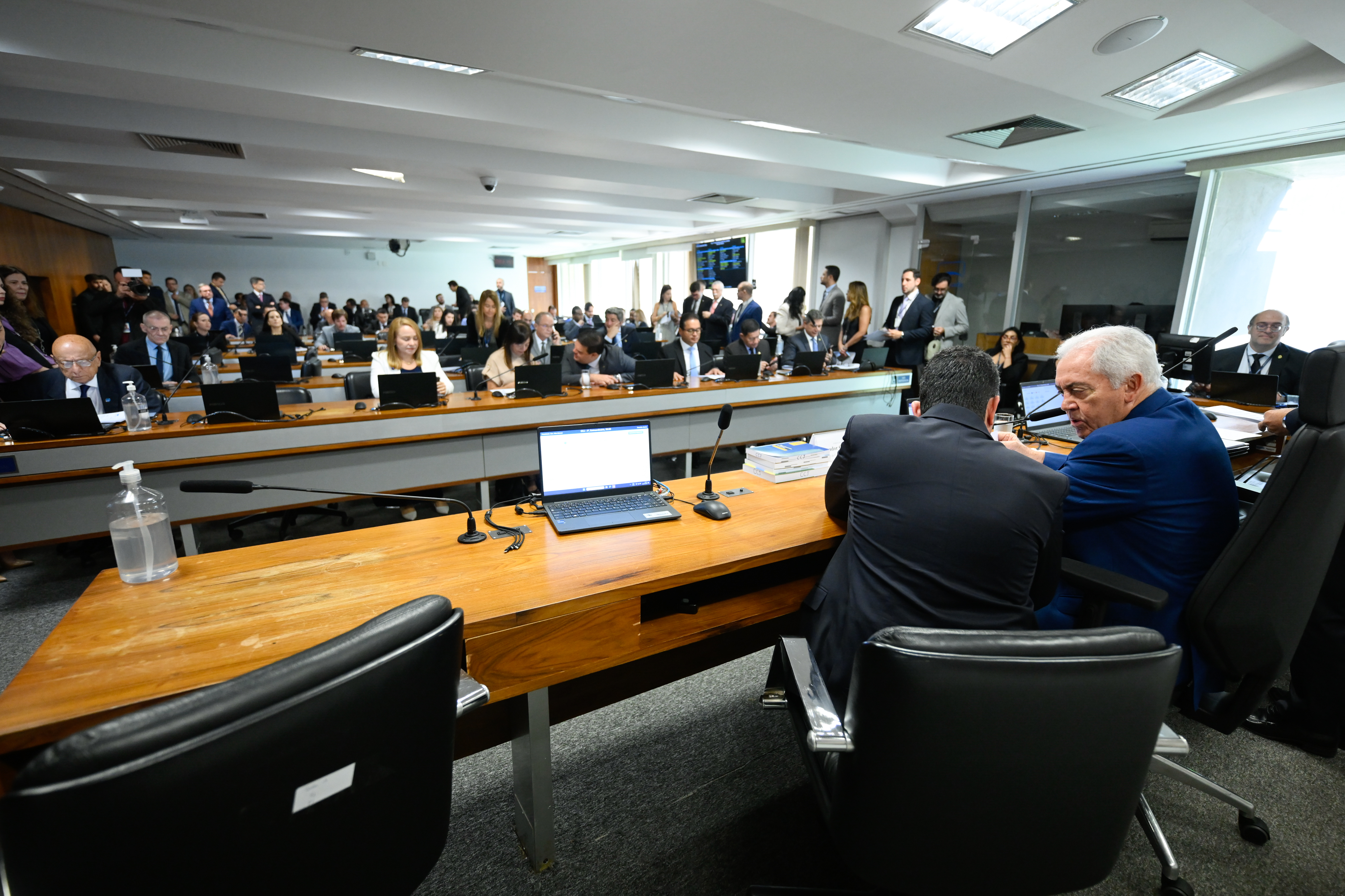 PEC do fim da escala 6x1 é aprovada na CCJ do Senado e segue para última etapa da votação episode artwork