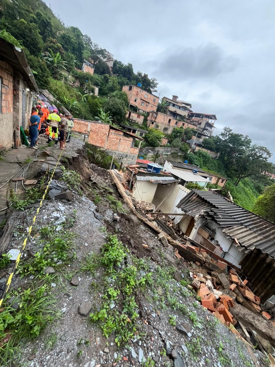 Morre menino que ficou soterrado em desabamento de casa em Sabará (MG)