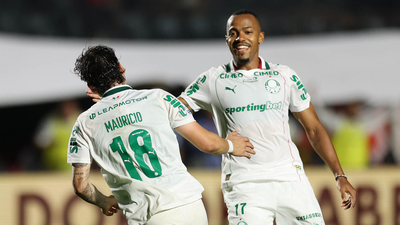 Palmeiras goleia o Vitória por 4 a 0 e abre oito pontos na liderança