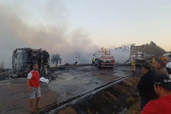 MG: polícia investiga acidente com ônibus e carreta na BR-040 que deixou dois mortos e 25 feridos episode artwork