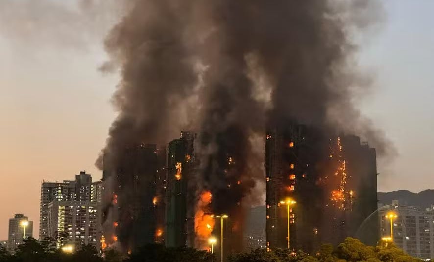 Bombeiros concluem combate ao incêndio em complexo residencial em Hong Kong; 128 pessoas morreram Bombeiros concluem combate ao incêndio em complexo residencial em Hong Kong; 128 pessoas morreram