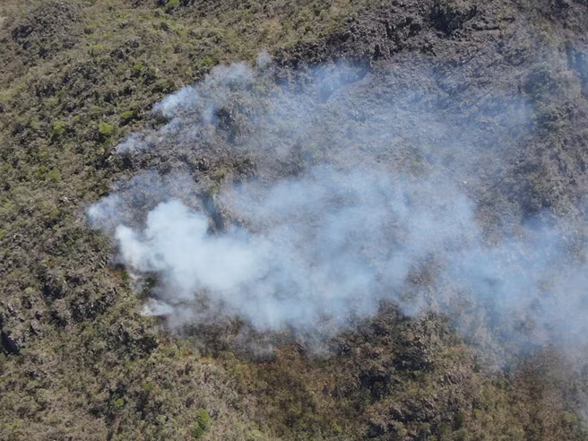 Bombeiros combatem incêndio de grandes proporções na Serra de São José (MG)