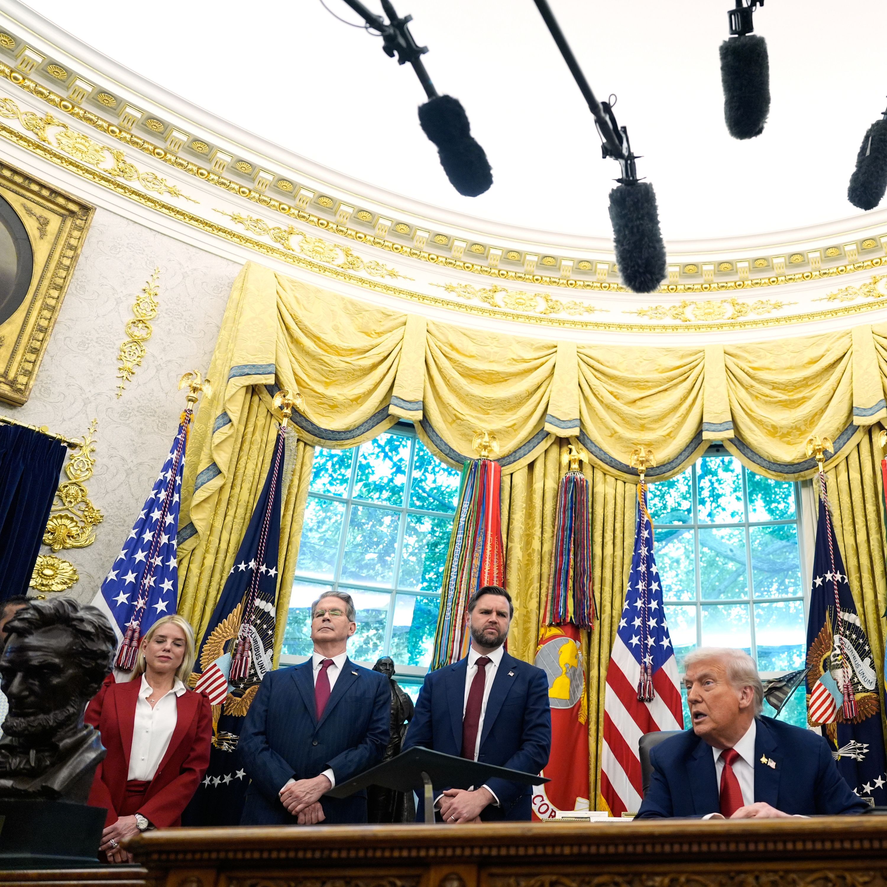 Poll Finds 75% of Americans Say U.S. on Wrong Track