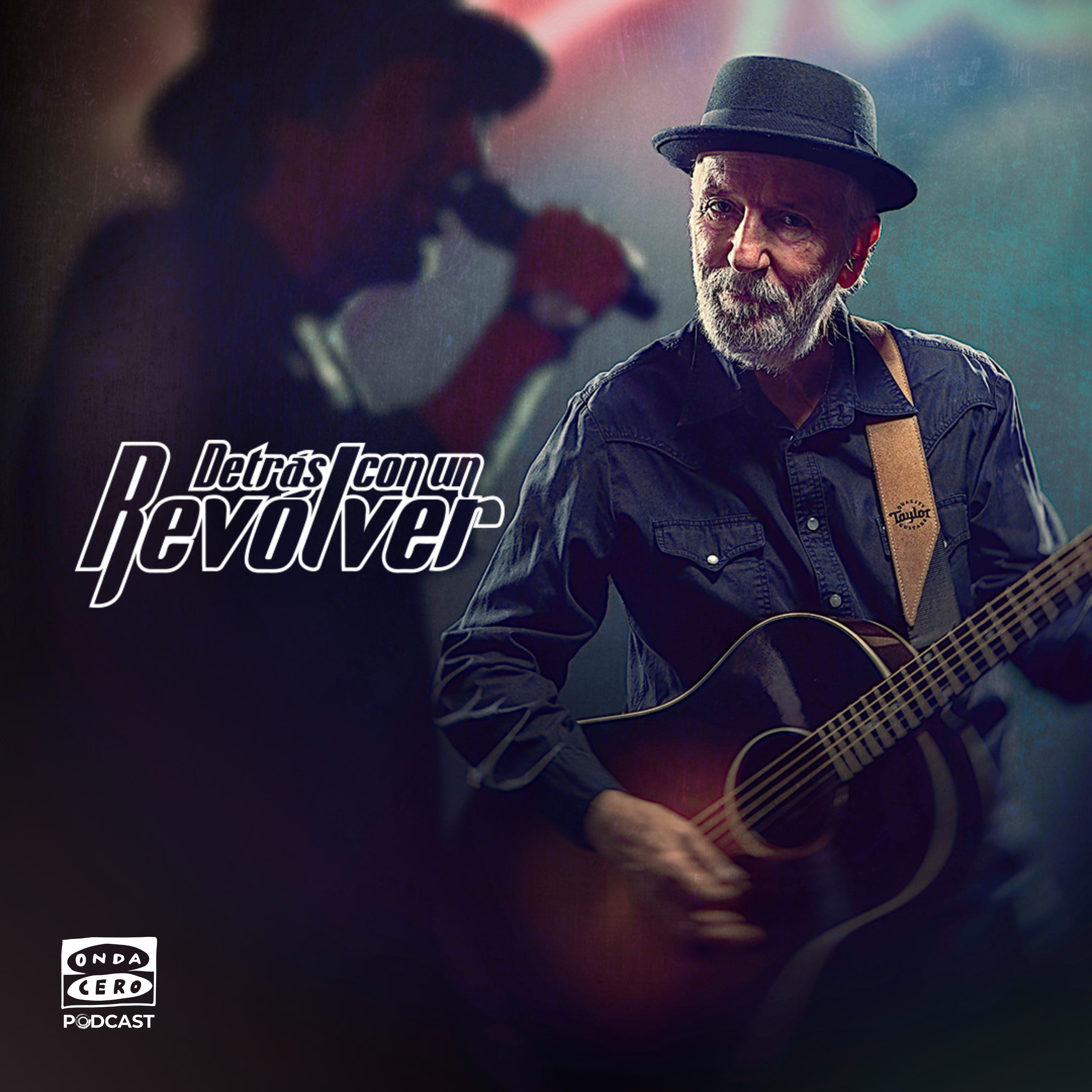 Detrás, con un revólver 