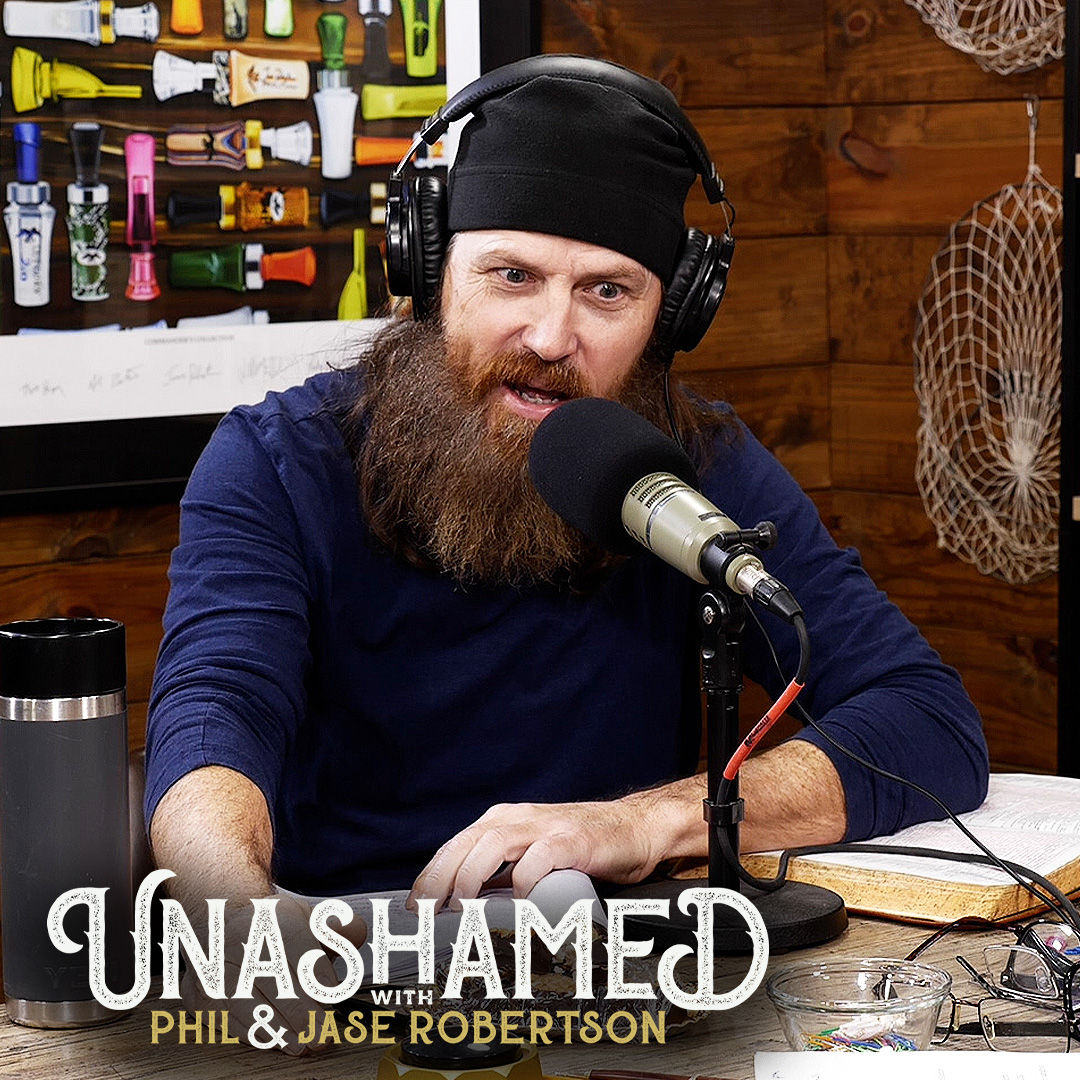 Ep 802 | Phil Tries to Keep Up with Uncle Si & Jase Stumbles Upon a Weird, Ominous Barn Gathering