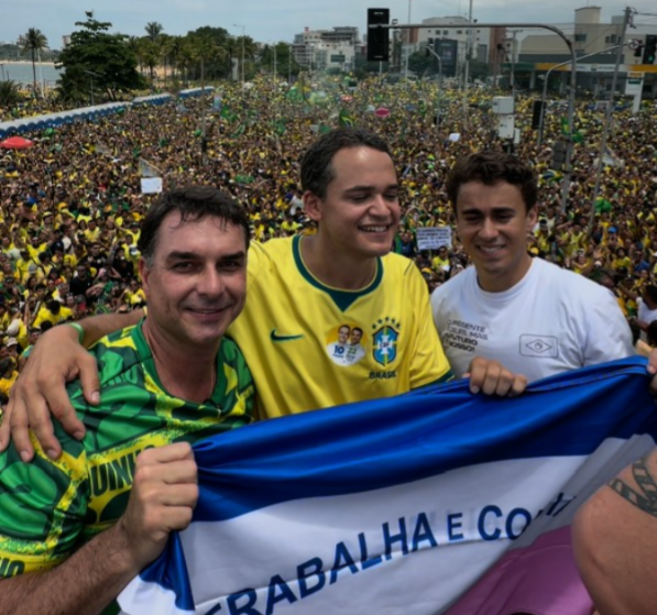 Flávio Bolsonaro realiza ato de campanha na Praia de Camburi, em Vitória (ES) episode artwork