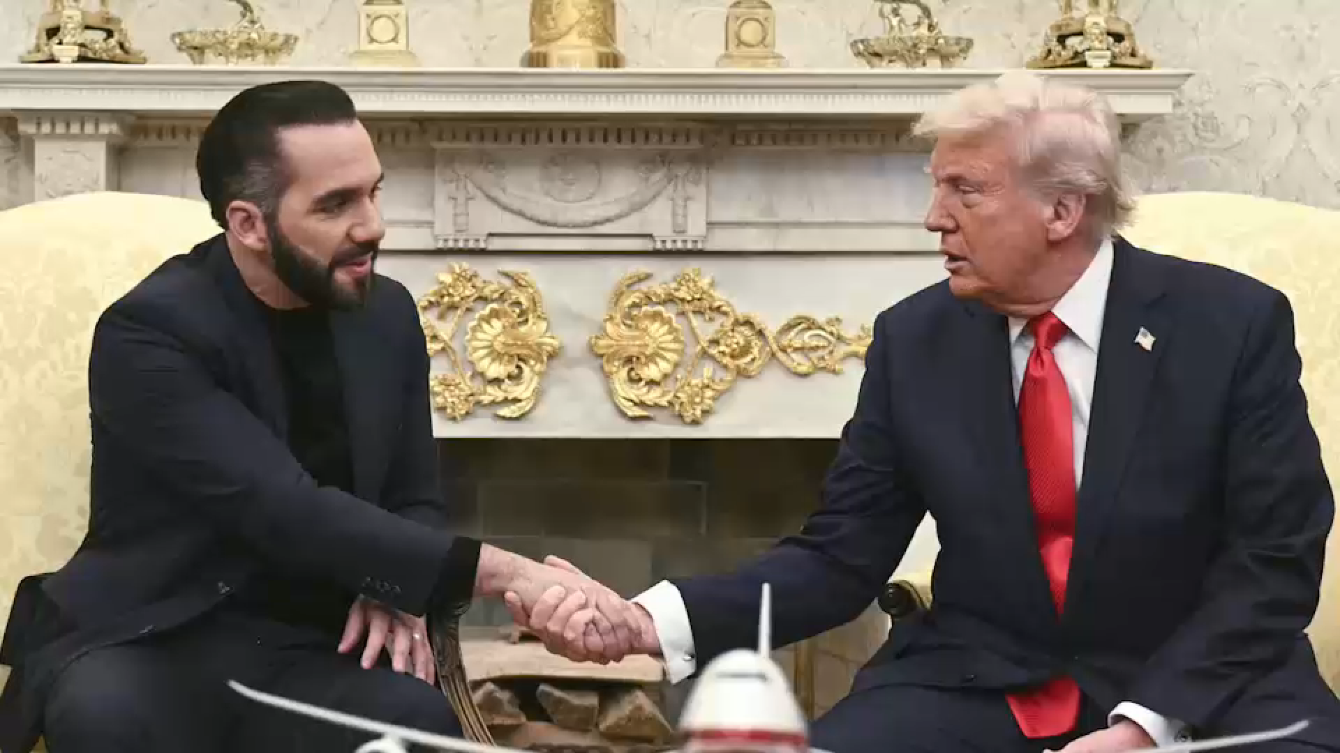 Trump libera a 10 rehenes americanos