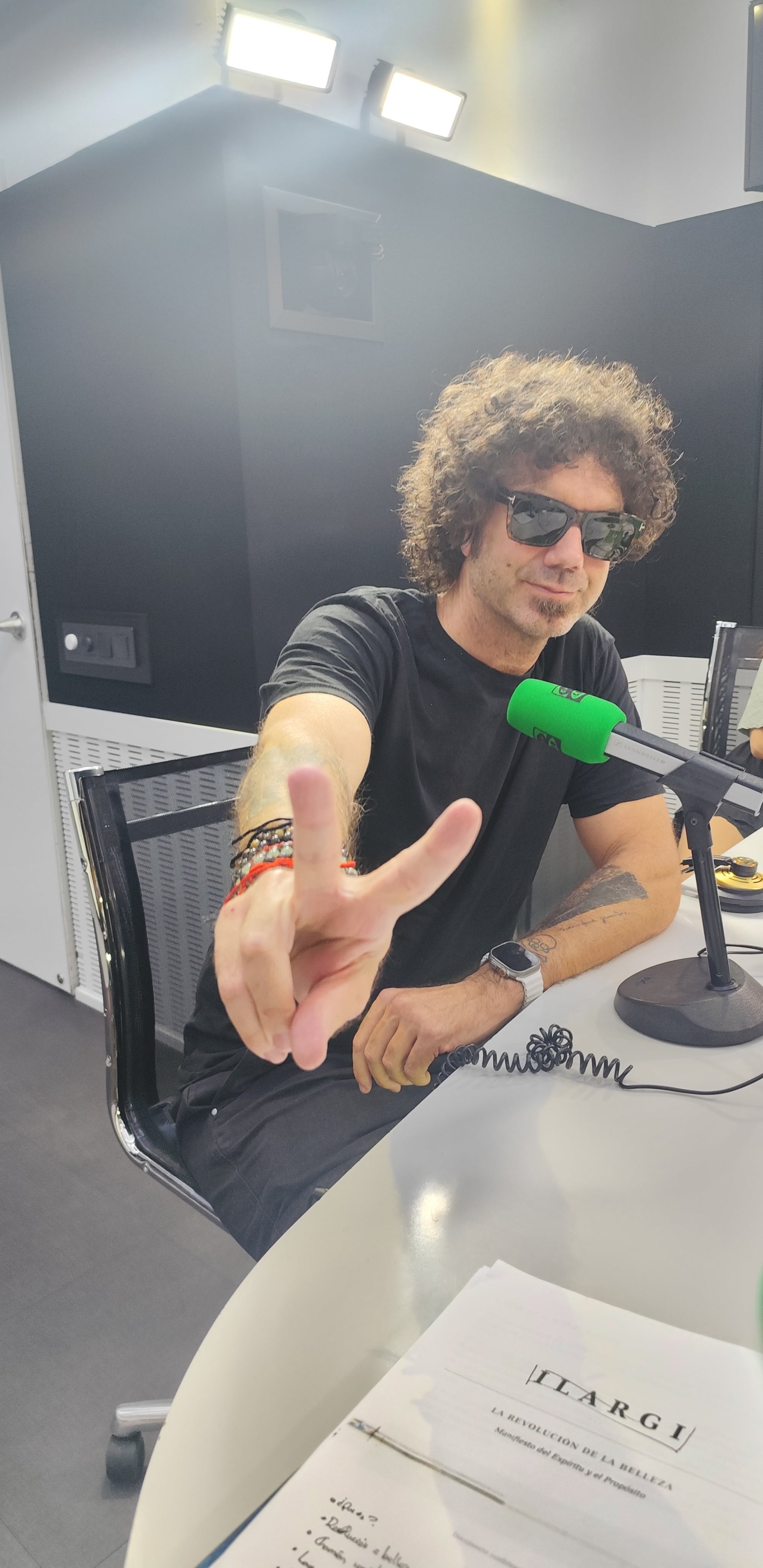 Pablo Ibáñez, el 'hombre de negro' de 'El Hormiguero', lanza Ilargia para dar voz a los artistas invisibles