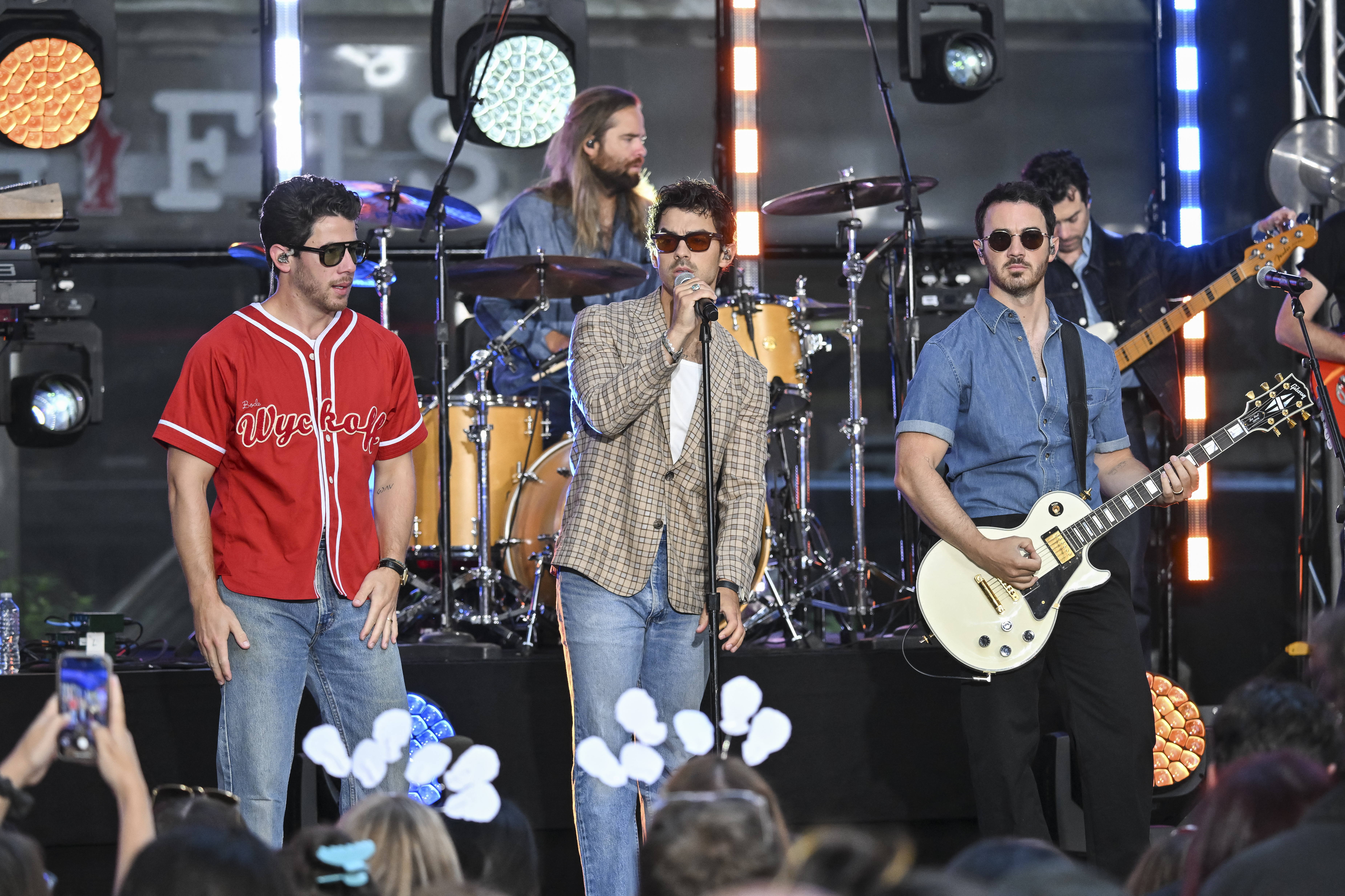 Jonas Brothers fazem show em São Paulo com turnê que celebra 20 anos de carreira episode artwork