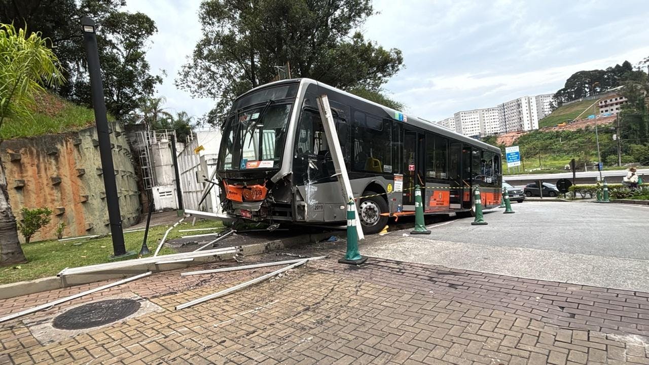 Ônibus perde freio na Raposo Tavares e deixa 13 feridos Ônibus perde freio na Raposo Tavares e deixa 13 feridos