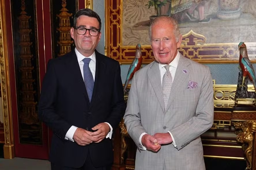 Andy Burnham assume como novo primeiro-ministro do Reino Unido episode artwork