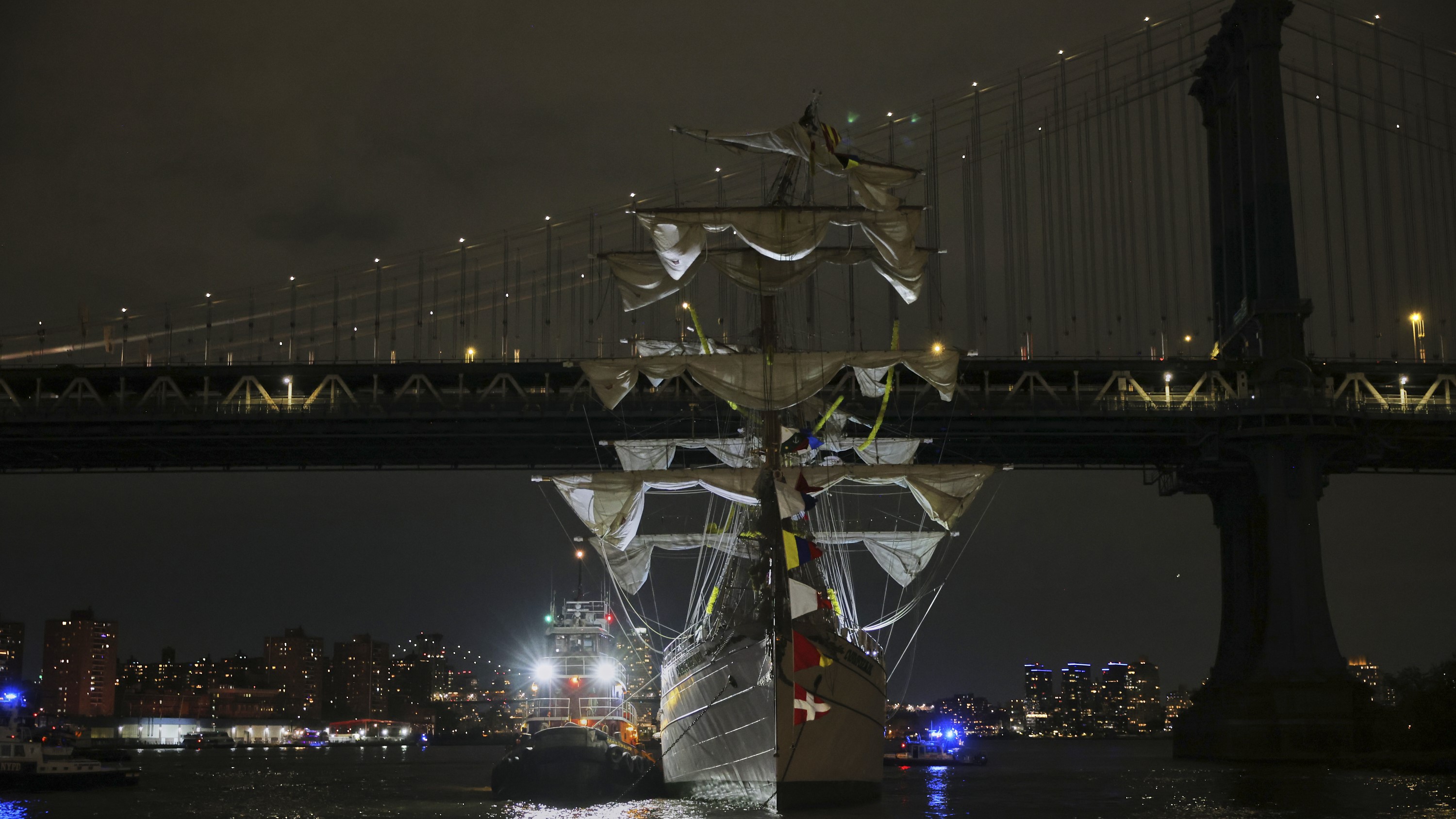 Buque mexicano choca con el Brooklyn Bridge