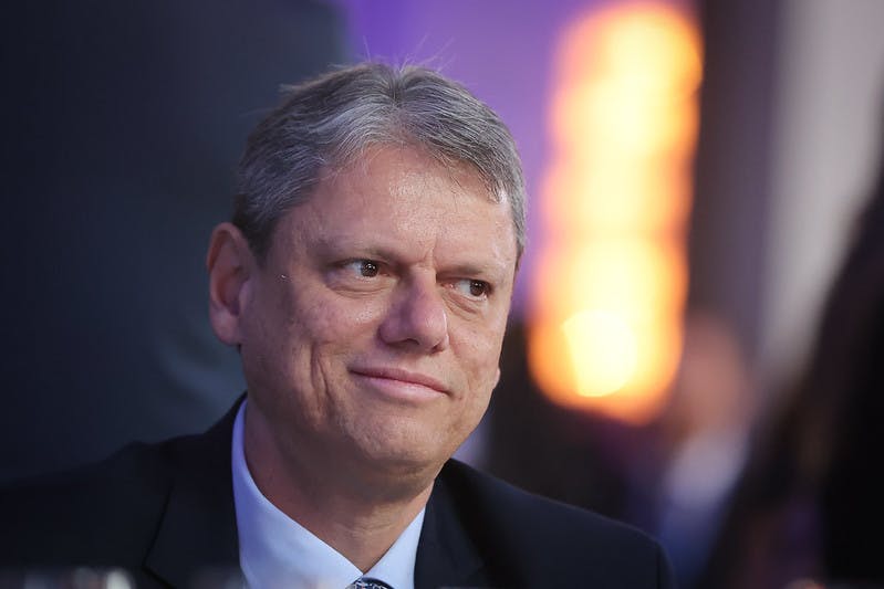 Em evento com empresários, Tarcísio fala sobre 2026 e diz que direita vai 'livrar o Brasil do PT' Em evento com empresários, Tarcísio fala sobre 2026 e diz que direita vai 'livrar o Brasil do PT'