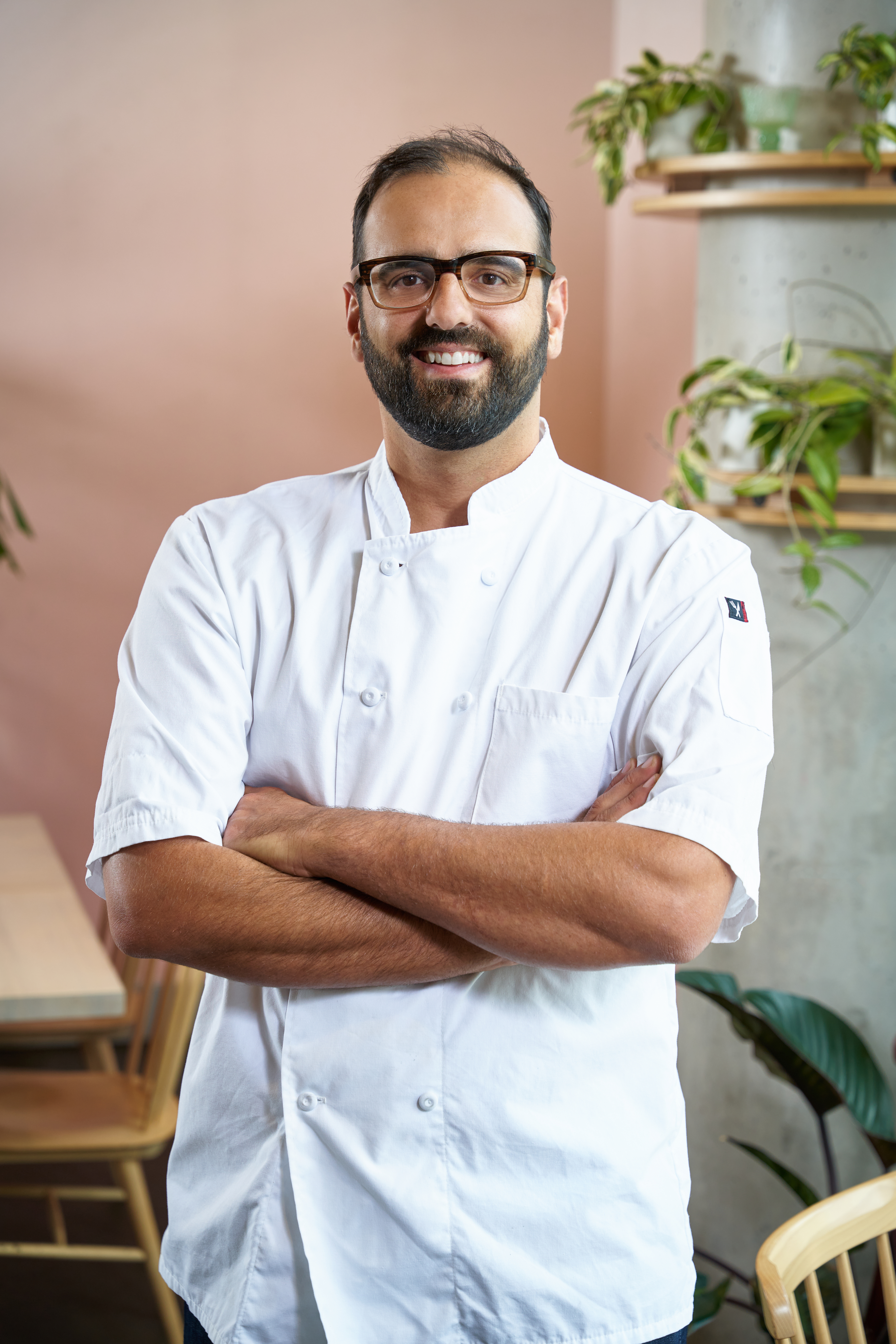 James Beard award winning chef Alon Shaya on making a splash in new Orleans—not with Cajun or Creole cooking, but with Israeli food—and on becoming a sweet-tea-loving southerner episode artwork