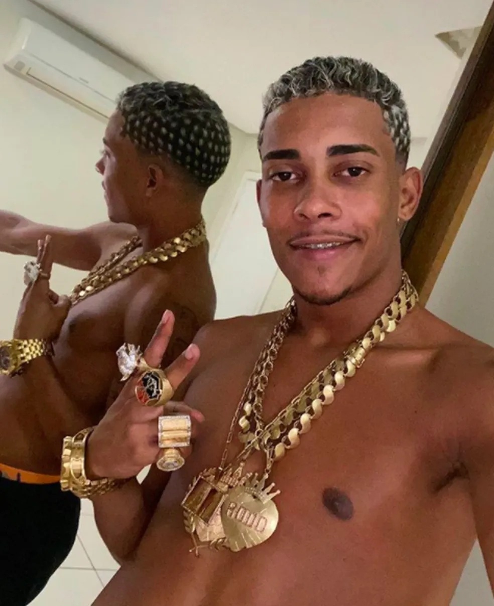 Polícia tenta identificar criminosos que invadiram casa de MC Poze no Recreio