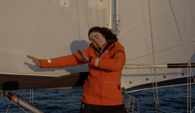 Brasileira mais jovem do mundo a cruzar sozinha Passagem Noroeste teve barco invadido por urso polar Brasileira mais jovem do mundo a cruzar sozinha Passagem Noroeste teve barco invadido por urso polar