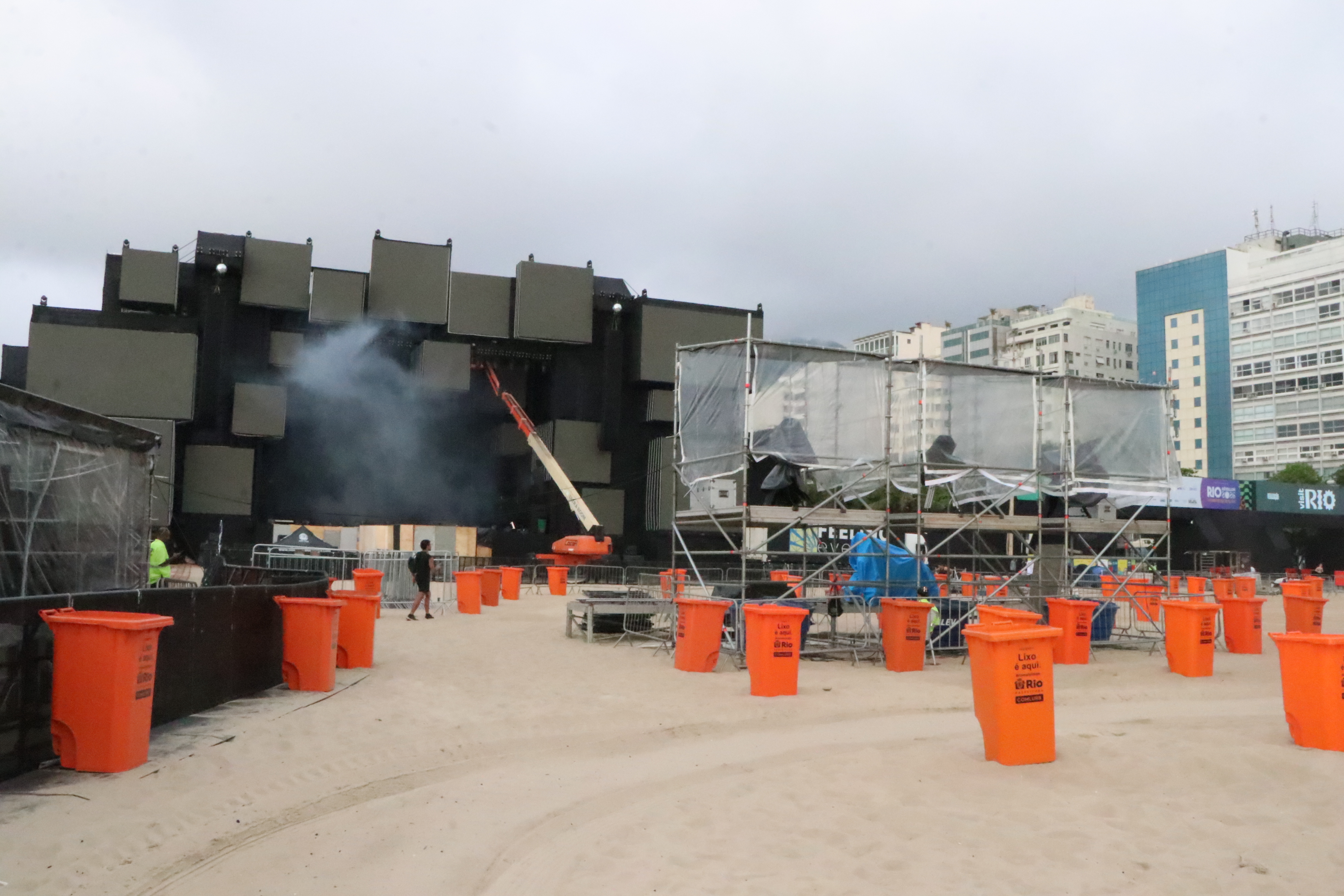 Palco de Copacabana entra em ajuste finais; veja vias que serão interditadas
