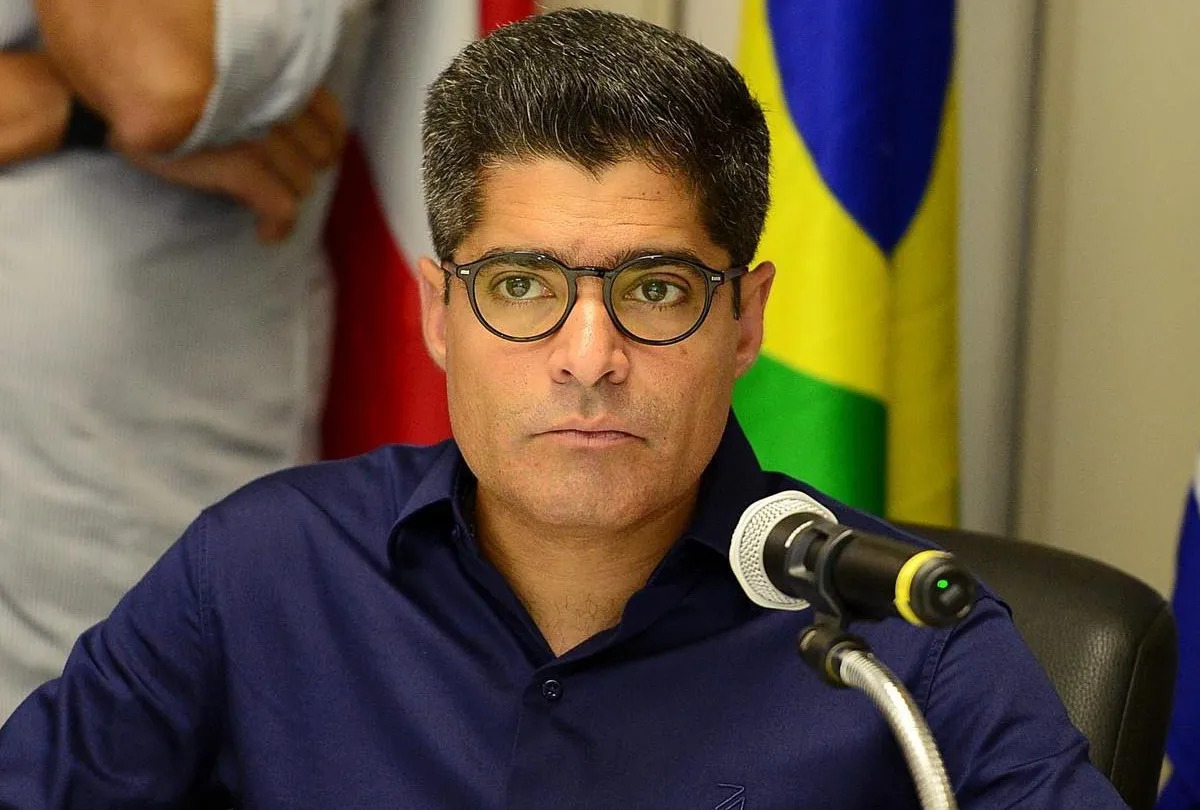 ACM Neto diz que vai se colocar à disposição da Justiça para esclarecer repasses do Banco Master episode artwork