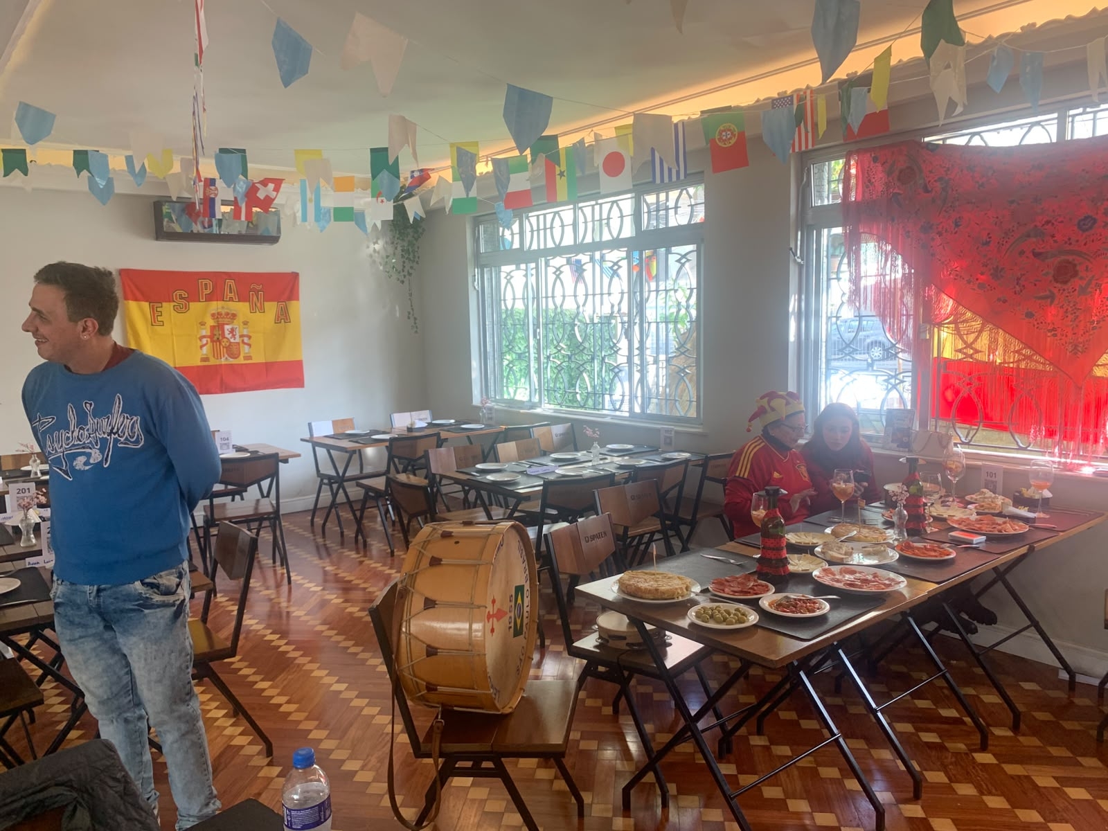 Entre taças de vinho e confiança em Yamal, espanhóis em SP sonham com o bicampeonato da Copa do Mundo episode artwork