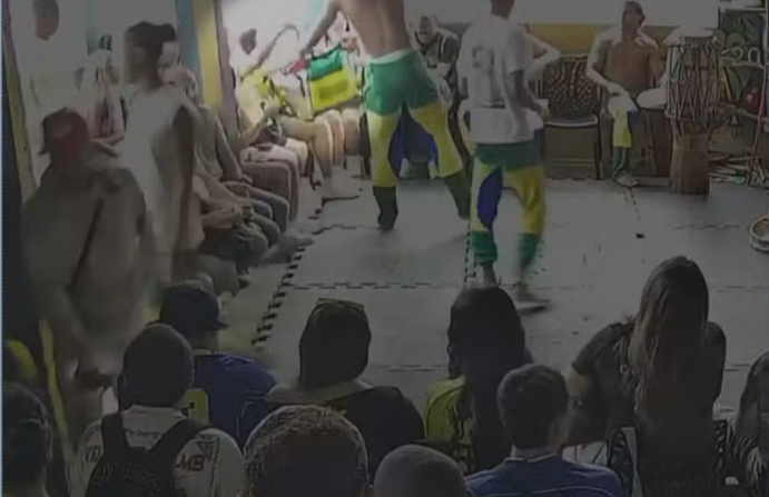 Colombiana é indiciada por racismo após oferecer banana a capoeirista durante apresentação na Rocinha episode artwork