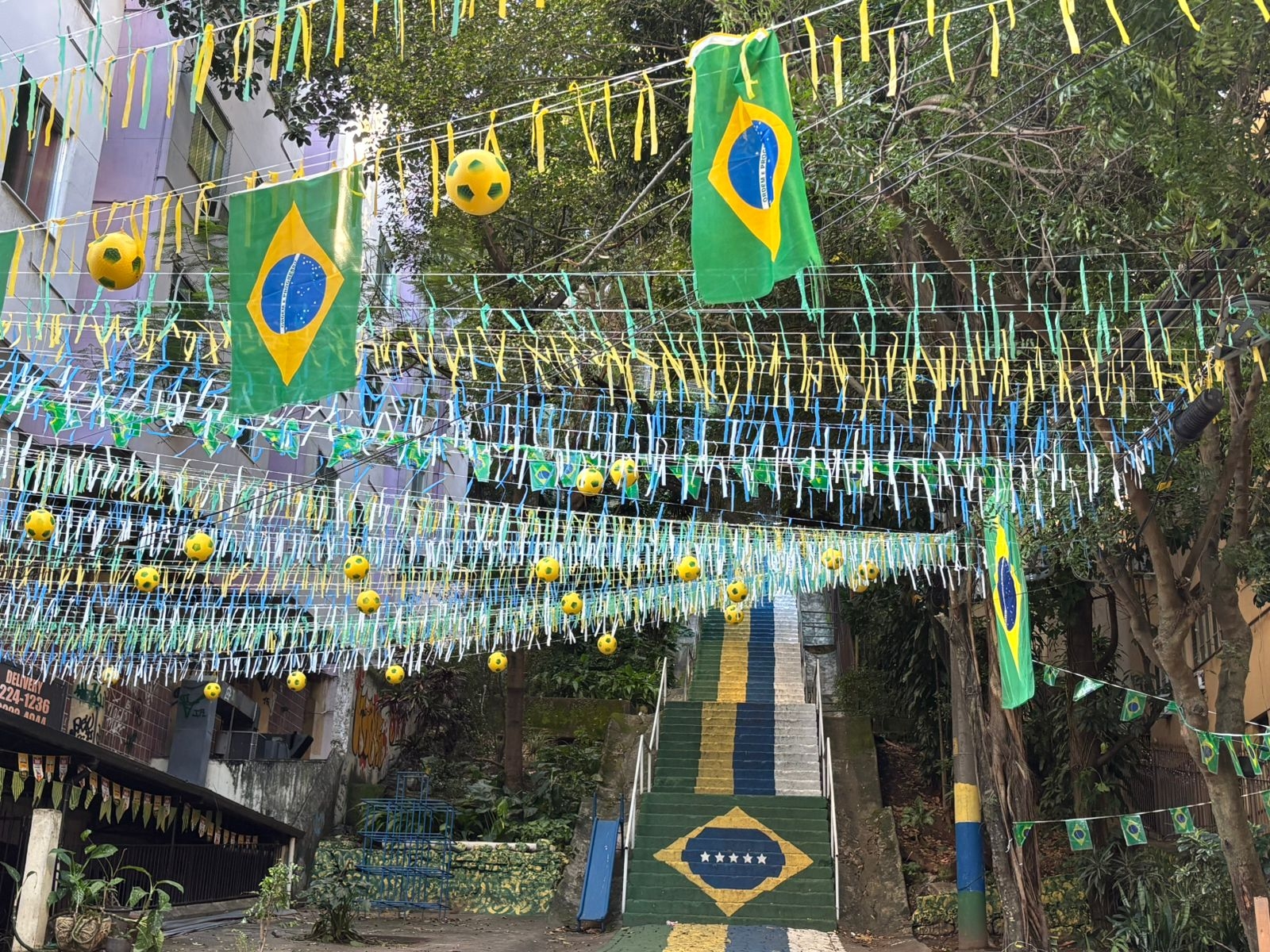 Verde e amarelo toma conta do Rio em 'esquenta' para Brasil e Haiti episode artwork