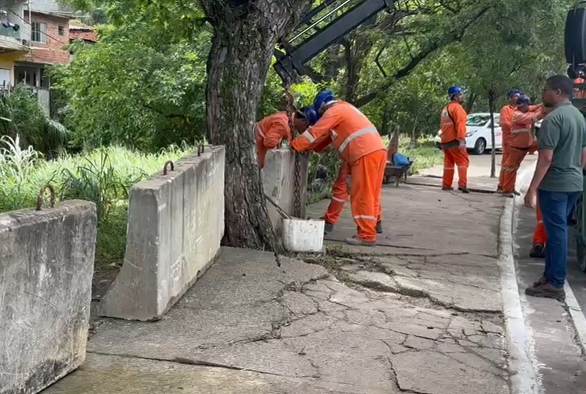 Prefeitura instala blocos de concreto para impedir que carros e objetos sejam arrastados pela chuva