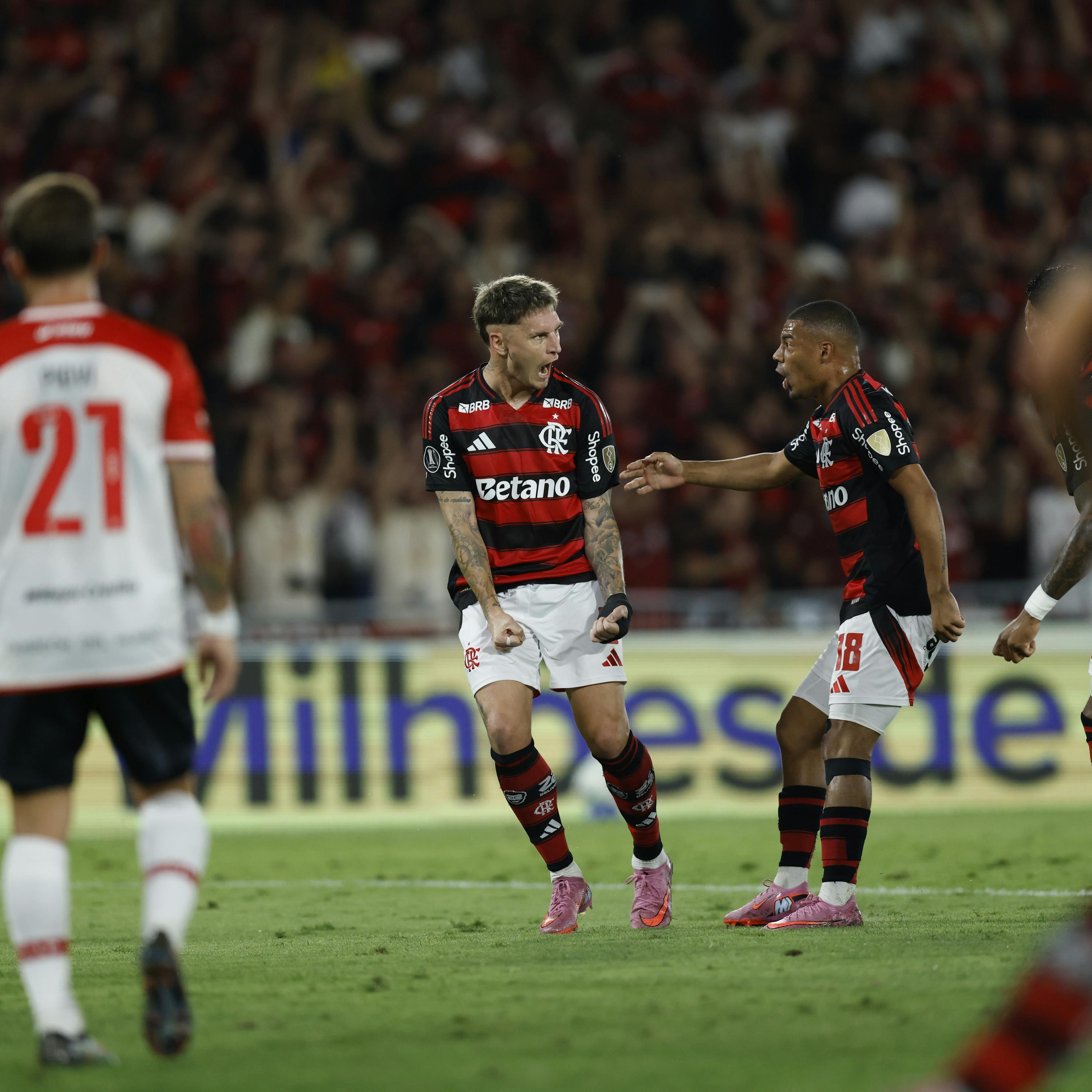 Flamengo vence Estudiantes e sai na frente por vaga nas semifinais da Libertadores Flamengo vence Estudiantes e sai na frente por vaga nas semifinais da Libertadores