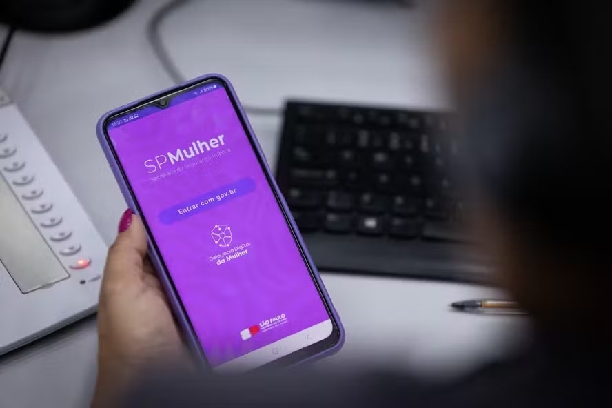Com medo, mulheres procuram cada vez mais o aplicativo de proteção, que já passa de 45 mil cadastros