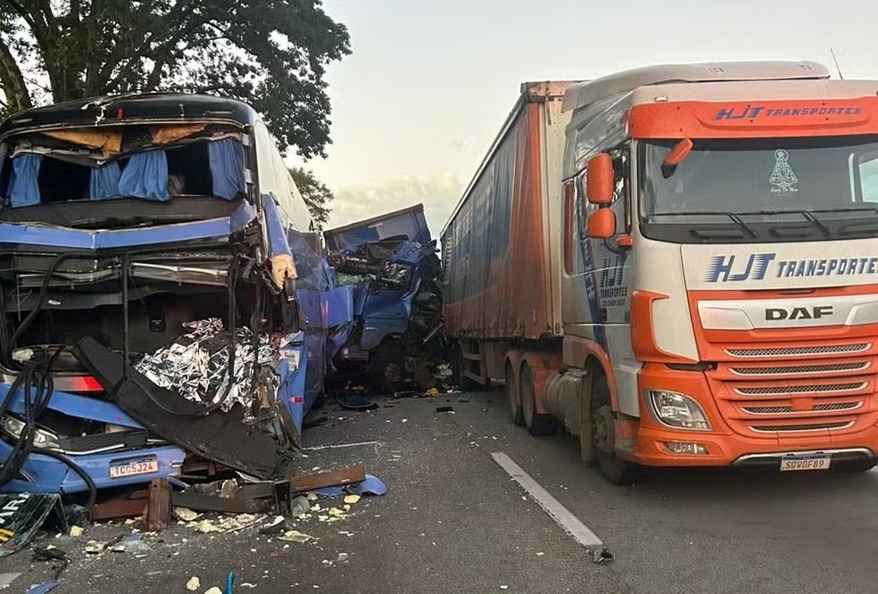 Motorista morre em engavetamento com seis veículos na Dutra; 37 pessoas ficam feridas