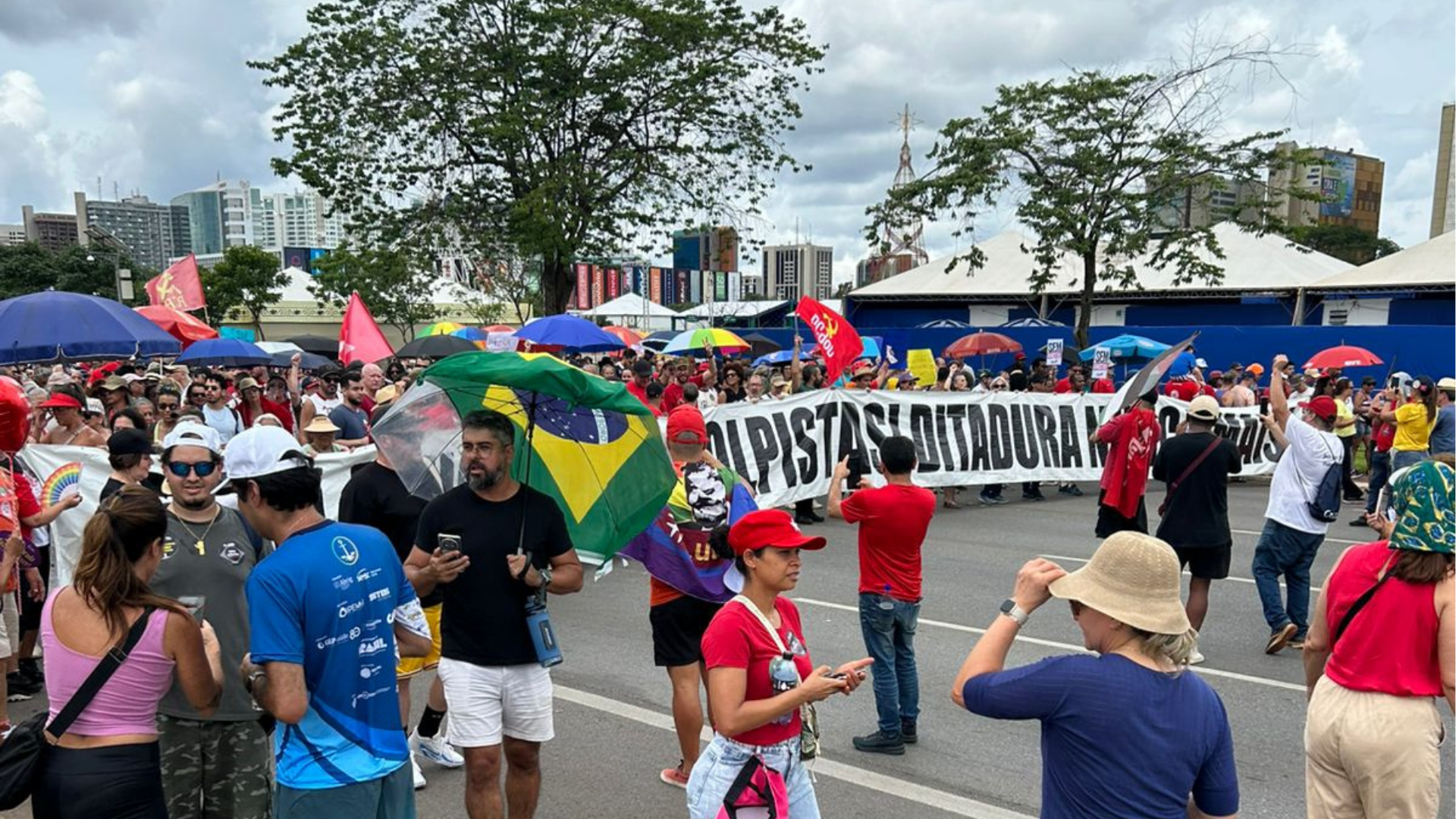 Ato contra a aprovação do PL da Dosimetria leva milhares às ruas do DF neste domingo (14)