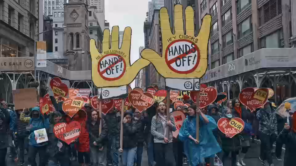 Miles protestan contra Trump y Musk