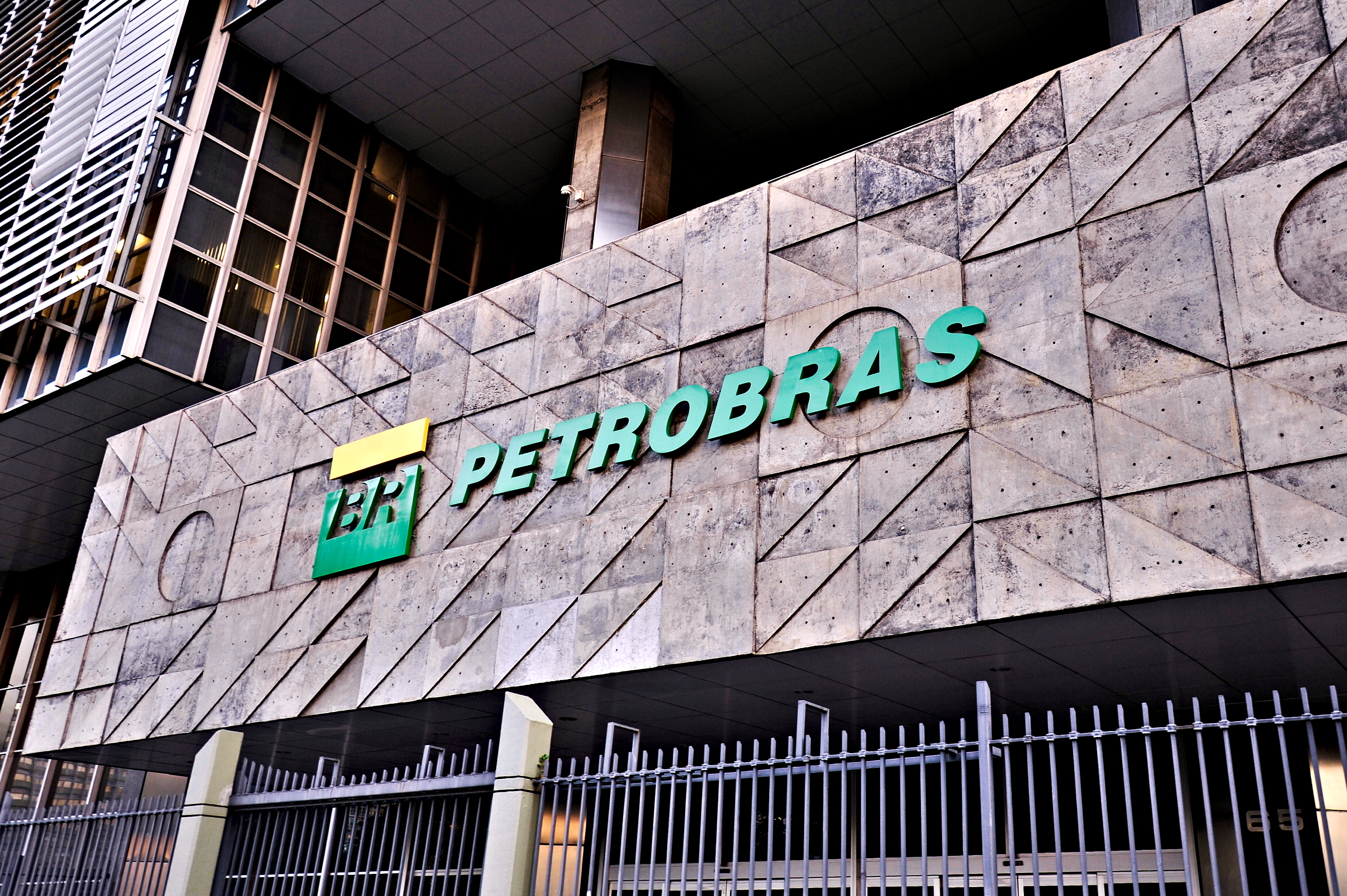 Trabalhadores da Petrobras entram em greve após mais de três meses de negociações sem acordo