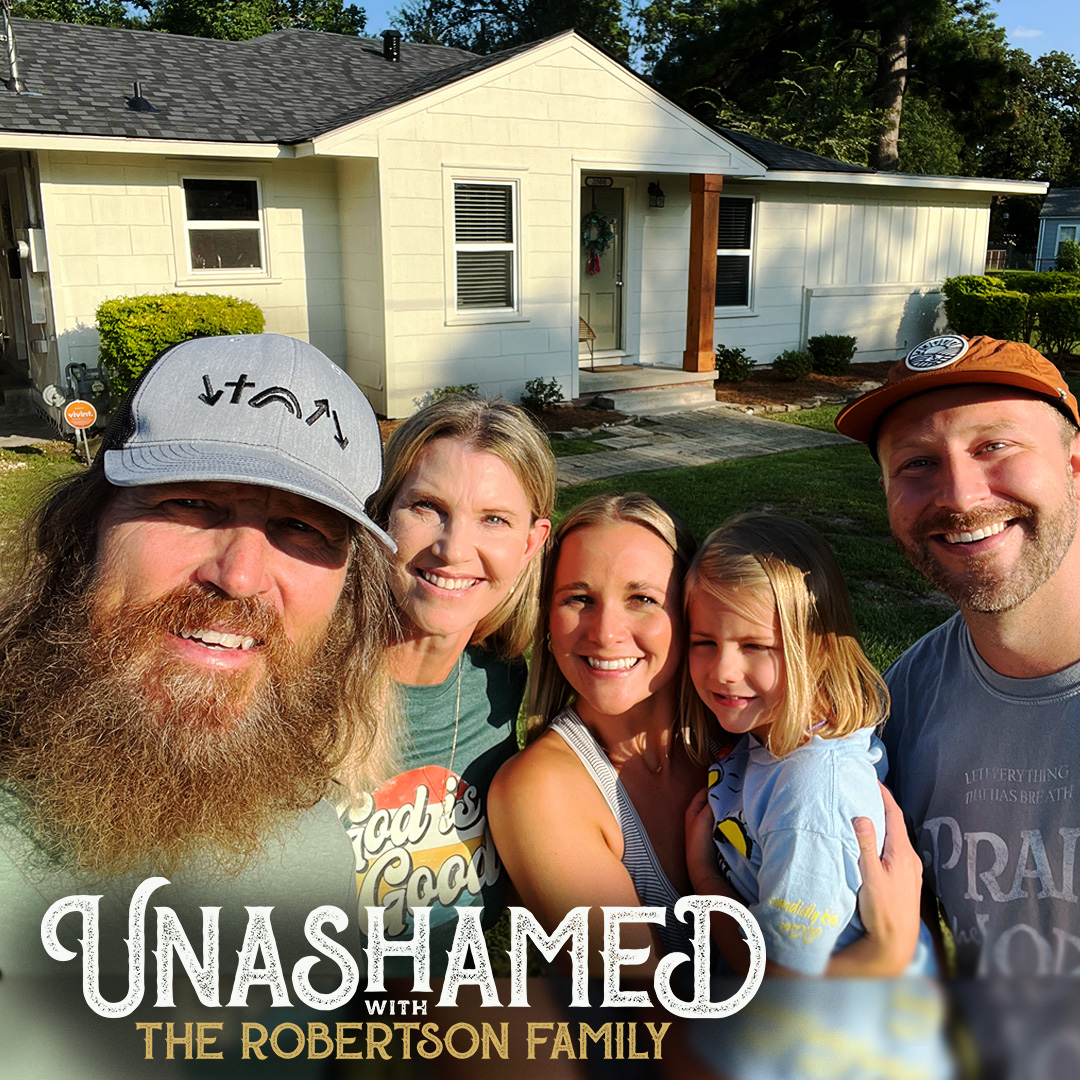 Ep 1145 | Missy’s Anniversary Gift to Jase Goes Viral & How to Share Jesus in a Small Home