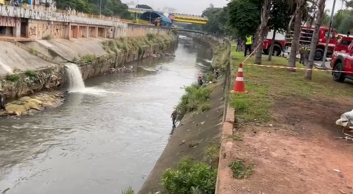 Carro cai no Rio Tamanduateí após acidente na Avenida do Estado; motorista morreu episode artwork