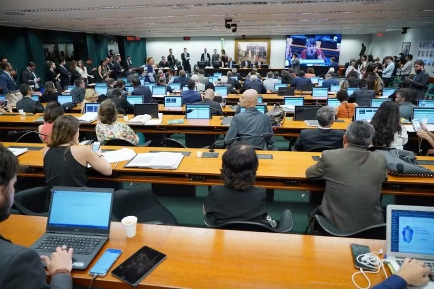 CCJ da Câmara aprova PEC que reduz maioridade penal; advogada explica o que pode acontecer episode artwork