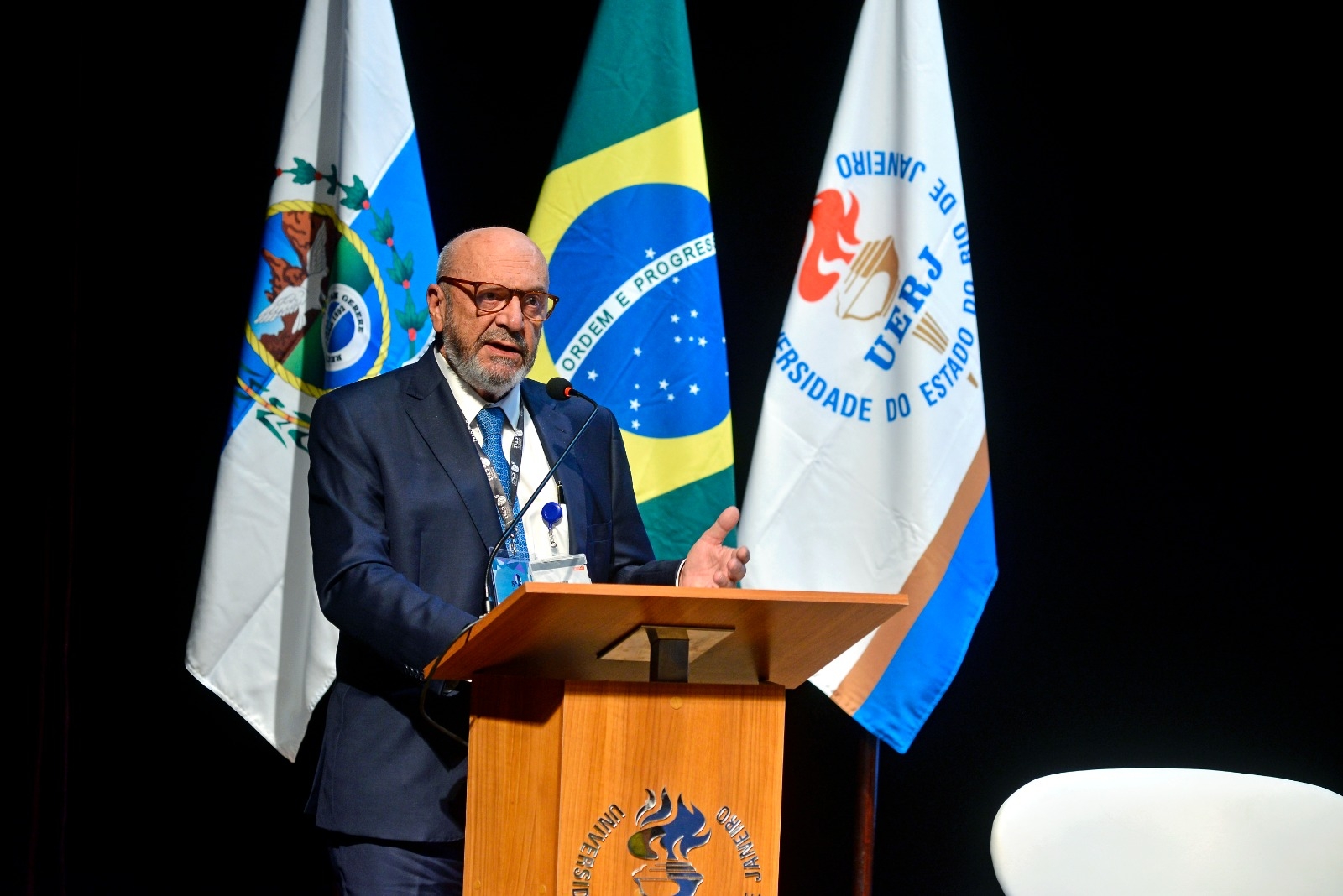 "Estou seguindo à risca orientação de não receber políticos", diz secretário de saúde do governo interino do RJ episode artwork
