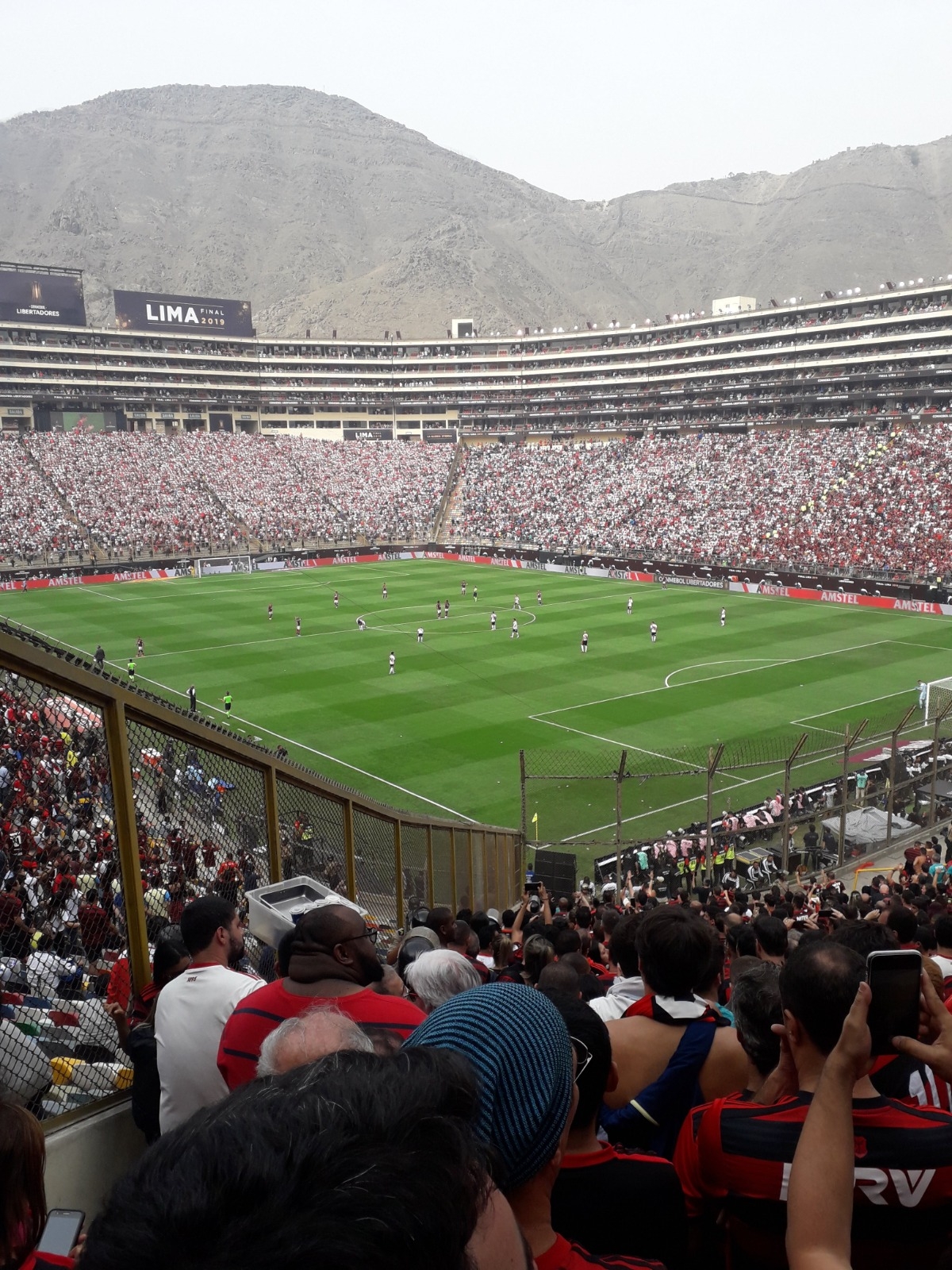 Mais de 120 horas na estrada: conheça história de torcedores que vão a Lima de ônibus para final da Libertadores