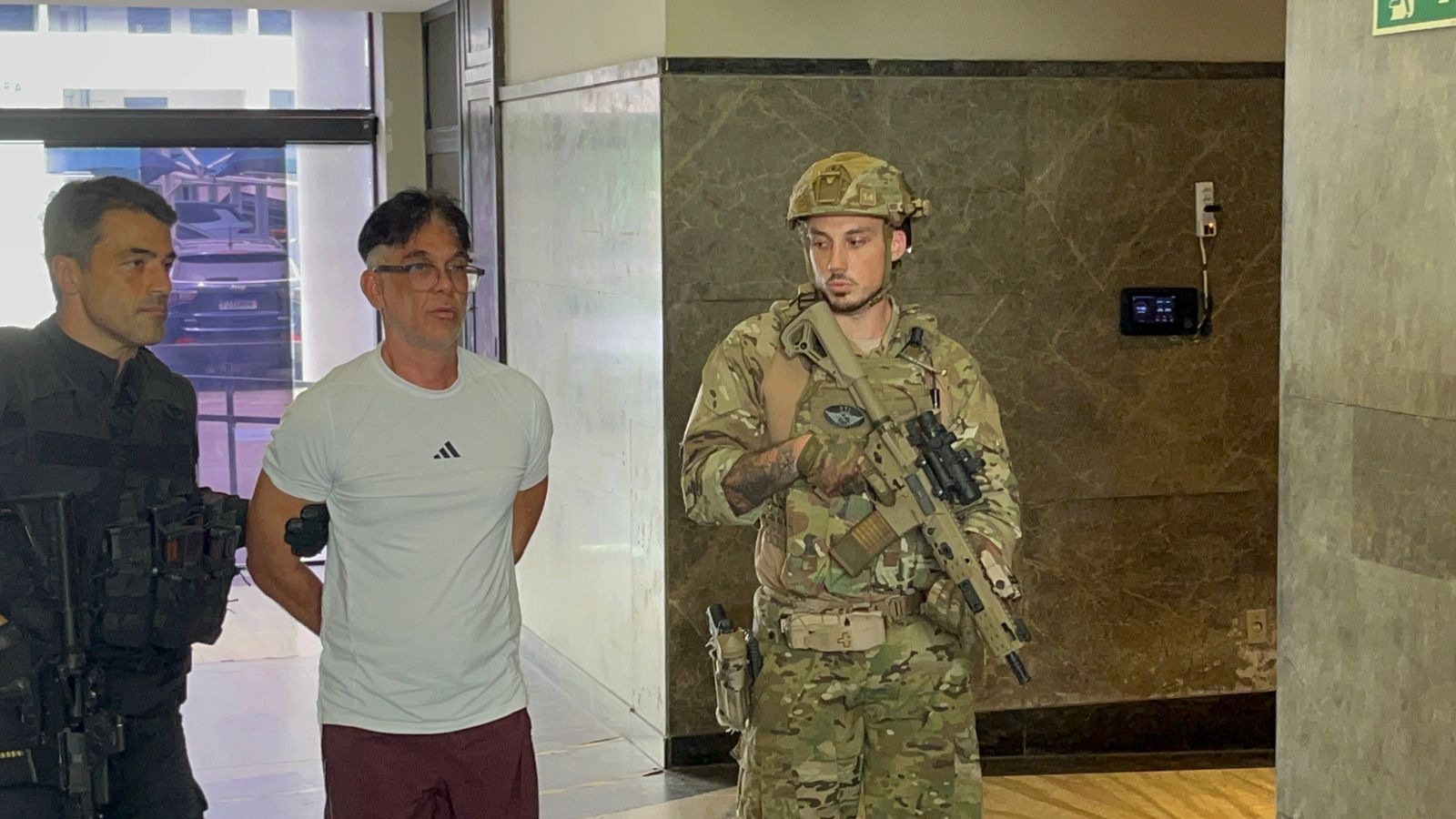 Sob forte esquema de segurança, bicheiro Adilsinho é trazido para Superintendência da PF no Rio