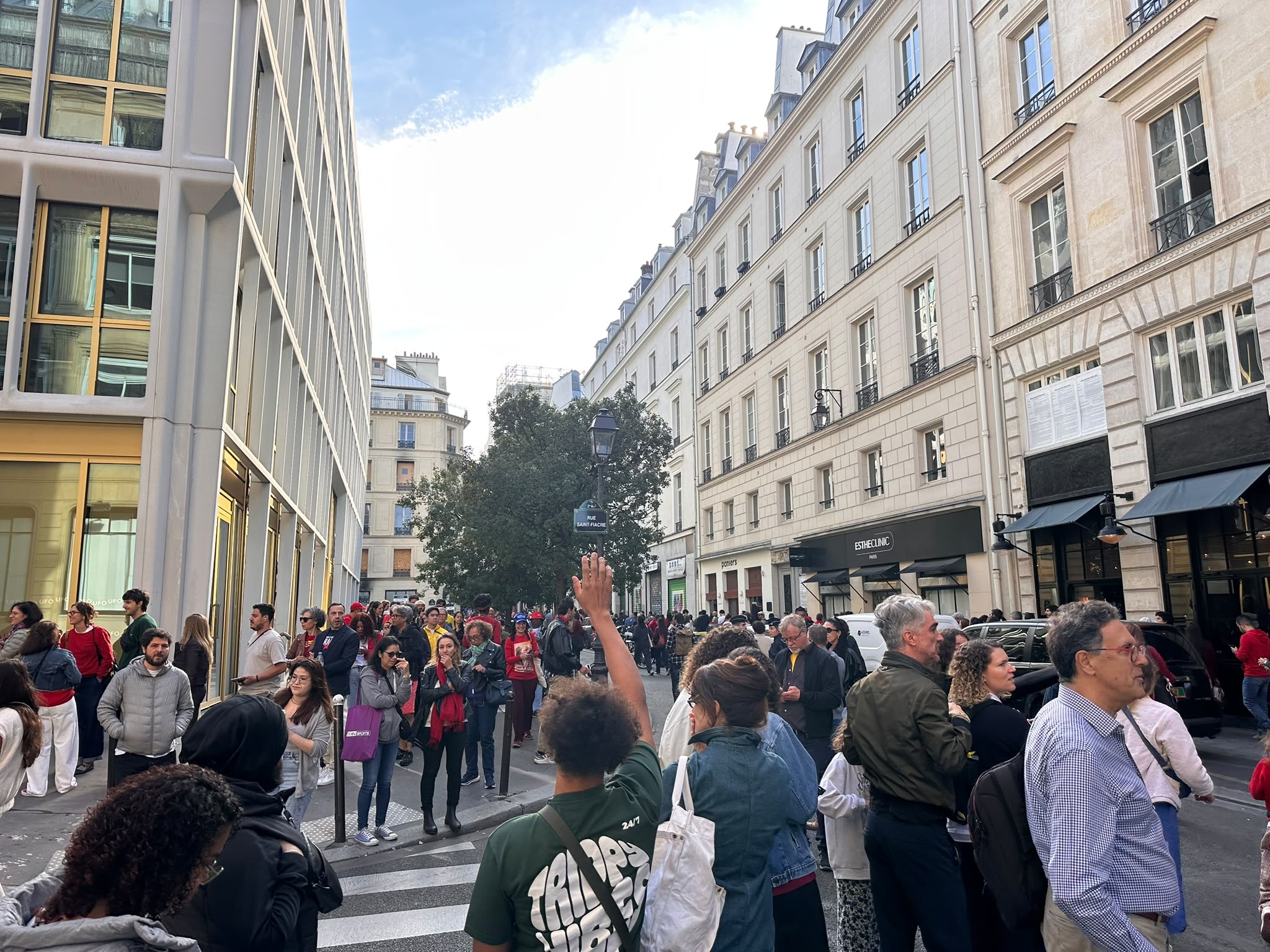 Brasileiros enfrentam mais de duas horas de fila para votar na França episode artwork