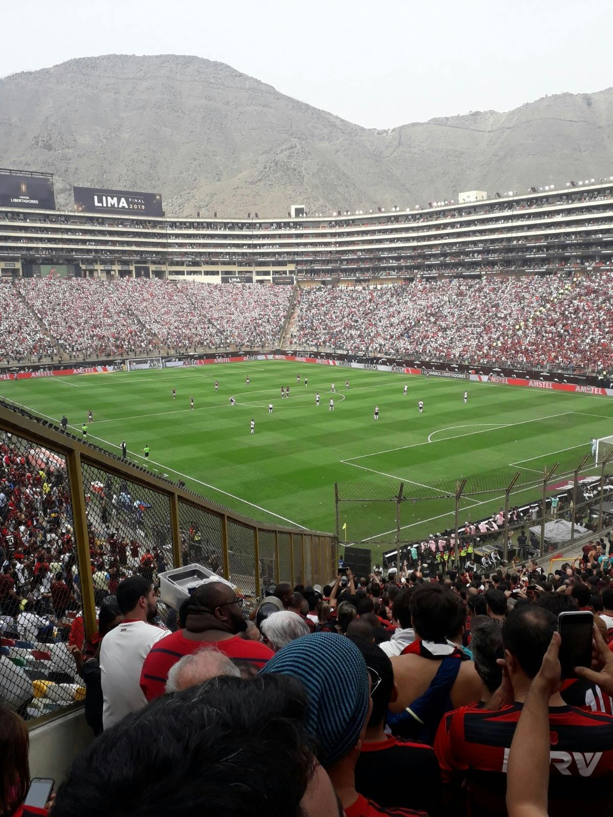 Mais de 120 horas na estrada: conheça história de torcedores que vão a Lima de ônibus para final da Libertadores Mais de 120 horas na estrada: conheça história de torcedores que vão a Lima de ônibus para final da Libertadores