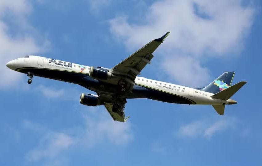 Brasileiros passageiros da Azul estão presos há mais de 70 horas em aeroporto de Madrid
